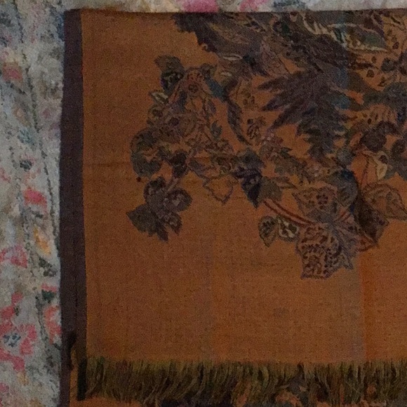 Large Floral Petrusse Fine Wool Wrap - Picture 3 of 7